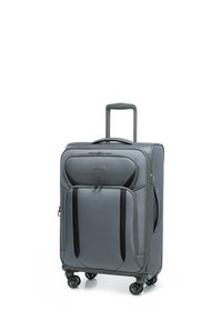 Valise souple grise avec poches avant, quatre roues pivotantes, poignée rétractable et poignée de transport latérale, se tenant debout sur fond blanc.