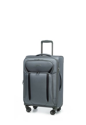 Grau weicher Hartschalenkoffer mit Fronttaschen, vier Kugelrollen, ausziehbarem Handgriff und seitlichem Tragegriff, aufrecht stehend vor weißem Hintergrund.