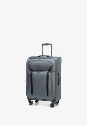 Valise souple grise avec poches avant, quatre roues pivotantes, poignée rétractable et poignée de transport latérale, se tenant debout sur fond blanc.