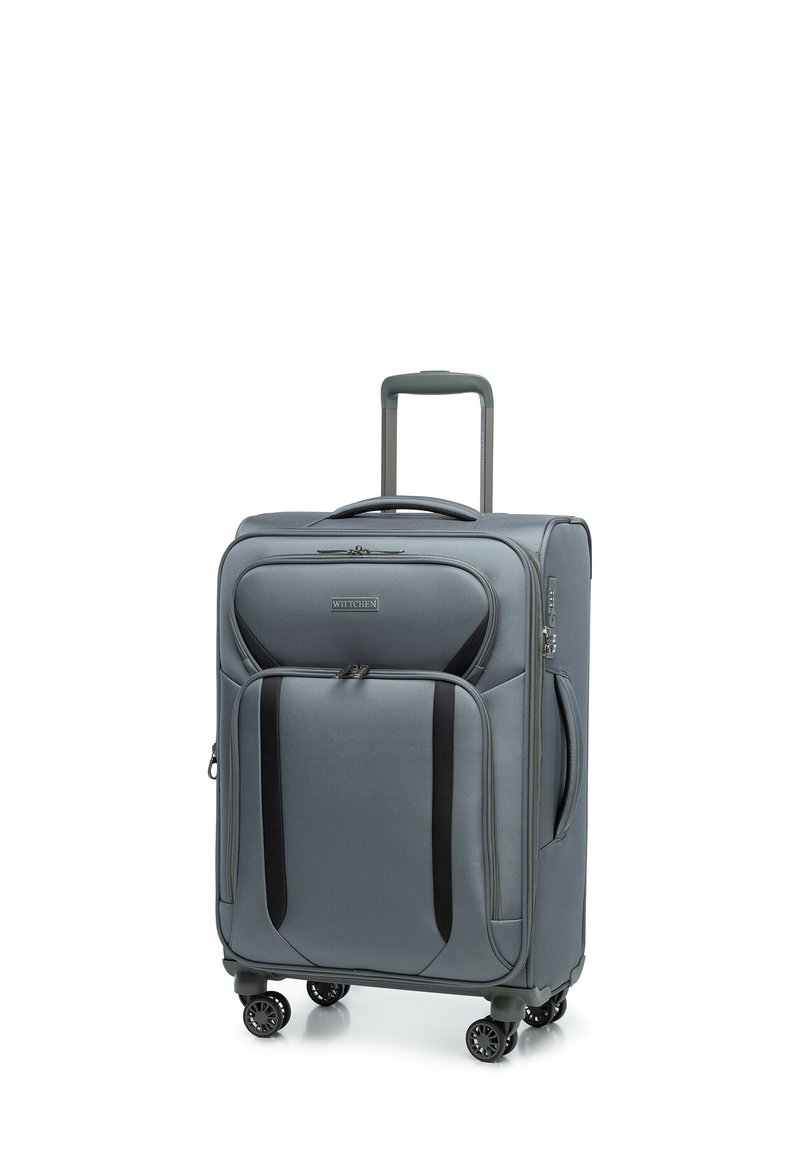 Valise souple grise avec poches avant, quatre roues pivotantes, poignée rétractable et poignée de transport latérale, se tenant debout sur fond blanc.