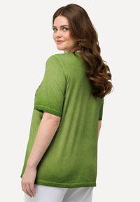 Ulla Popken SCRIPT LETTERING  - T-shirts print - oliv