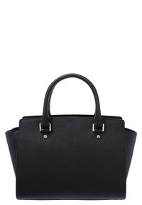 Bolso estructurado negro con asas superiores duales, hecho de material sintético texturizado, con herrajes en tono plateado y un diseño minimalista.