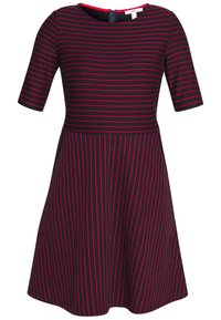 Navyblaues Kleid mit kurzen Ärmeln, das rote senkrechte Streifen, einen runden Ausschnitt und einen ausgestellten Rock hat. Hergestellt aus einem glatten, leichten Stoff.