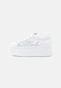 Hvite platåsneakers med glatt lær-overdel, gjennomsiktig detalj, preget logo og metalliske hull.