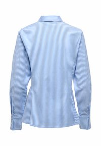 Chemise rayée bleu clair et blanche en tissu lisse, dotée d'un col classique, de manches longues et de poignets boutonnés.