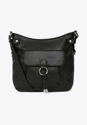 Borsa a spalla in pelle nera con finitura texturizzata, tasca anteriore con pattina, hardware argentato e tracolla regolabile. Presenta un dettaglio centrale a forma di anello.