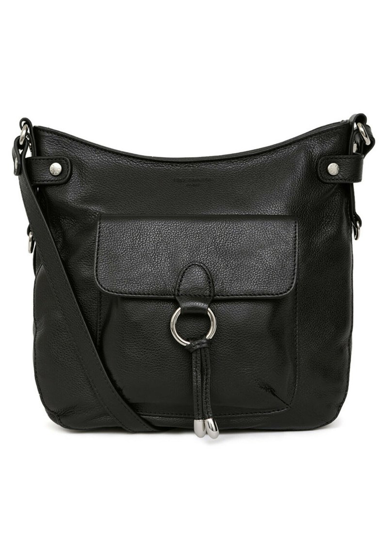 Borsa a spalla in pelle nera con finitura texturizzata, tasca anteriore con pattina, hardware argentato e tracolla regolabile. Presenta un dettaglio centrale a forma di anello.