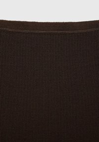 Tessuto lavorato a maglia marrone con una texture a costine; la superficie presenta linee verticali e un modello di intreccio uniforme.