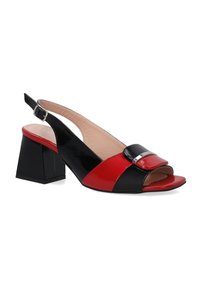 Slingback podpatky s blokovým podpatkem; černá a červená laková kůže; otevřená špička; obsahují lesklý detail s přezkou na nártu.