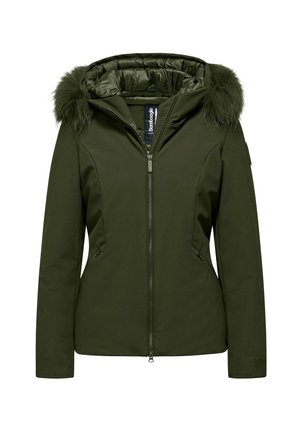 Kurtka w oliwkowym kolorze z kapturem obszytym futrem, na zamek błyskawiczny i dwoma bocznymi kieszeniami. Gładka faktura i dopasowany krój. Wewnątrz widoczna metka z logo.