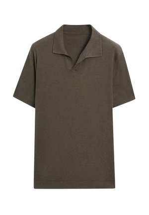 Braunes Polo-Shirt mit kurzen Ärmeln, weichem Kragen und V-Ausschnitt, präsentiert vor weißem Hintergrund.
