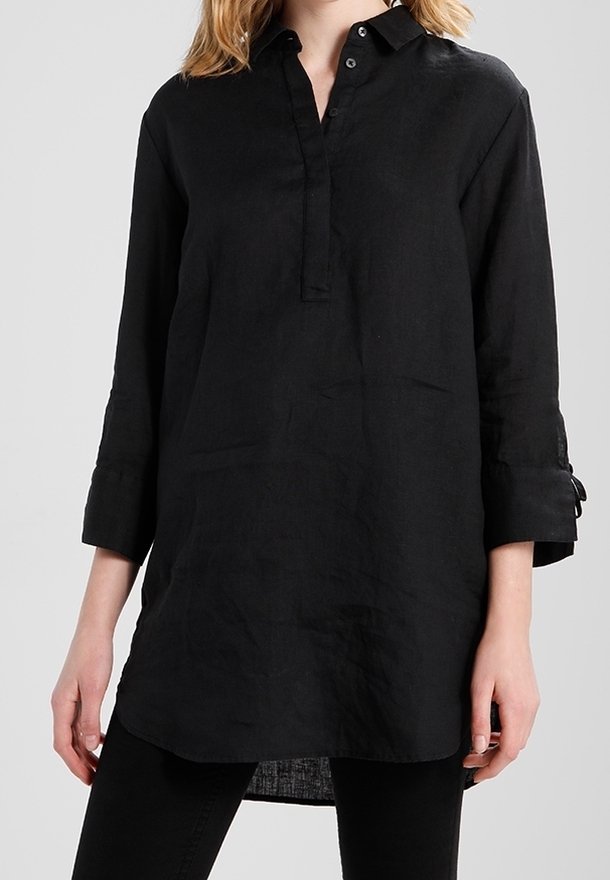Zwart linnen tuniek met een kraag, een kwart-knopsluiting en lange mouwen. Heeft een ontspannen pasvorm en een lichtgebogen zoom.