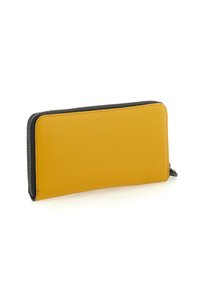 Portafoglio giallo in pelle con zip nera su uno sfondo bianco, mostrato da un angolo leggermente inclinato.
