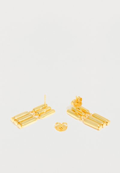 Σκουλαρίκια κρεμαστά χρυσού χρώματος με τρία κυλινδρικά τμήματα συνδεδεμένα σε κάθετες σειρές, εμφανιζόμενα με τα πεταλούδα κλείσματα τους σε λευκή επιφάνεια.