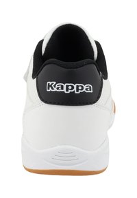 Sneaker bianco con un tallone nero, suola in gomma e logo bianco. Presenta una texture liscia e un design arrotondato.