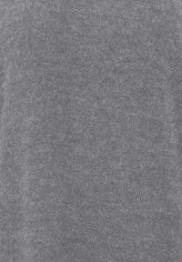 Tissu de pull gris avec une texture douce et duveteuse. Présente un tricot de poids moyen et un motif subtil et uniforme. Aucun élément métallique ni accent visible.