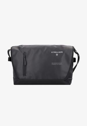 Borsa a spalla nera realizzata in materiale testurizzato e resistente all'acqua. Presenta una tasca anteriore con zip e una tracolla regolabile. Logo Strellson visibile.