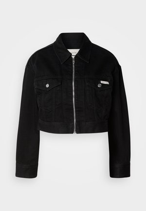 Chaqueta de mezclilla negra cortada con cuello, cremallera frontal y dos bolsillos en el pecho, con botones metálicos y un acento de logo.