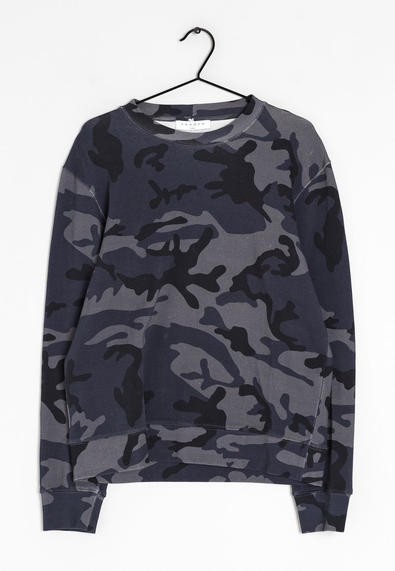 Sweat-shirt à manches longues à col rond camouflage gris foncé et noir suspendu sur un cintre noir sur fond blanc.
