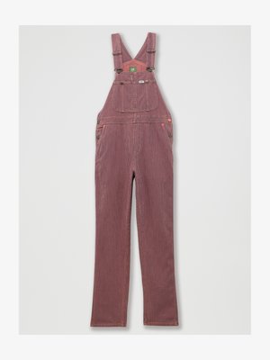 Salopette en denim à rayures rouges avec bretelles ajustables, grande poche avant et poches latérales. Comprend des accessoires en métal et un ourlet cousu.