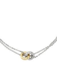 Collar en capas que presenta dos anillos entrelazados, uno en oro amarillo y otro en plata. Las cadenas son delicadas y de tono plateado.
