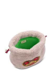 Fuzzy roze tas met een textuur aan de buitenkant en geborduurde bloemen details. Binnenin is er een felgroene voering en een trekkoordsluiting.