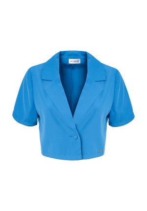 Blazer bleu raccourci en tissu lisse, avec des manches courtes, un col cranté, et une fermeture à bouton unique à l'avant.