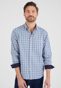 Camicia a quadri button-up in cotone blu e bianco con polsini blu navy e taschino sul petto. Presenta un colletto classico e maniche lunghe.