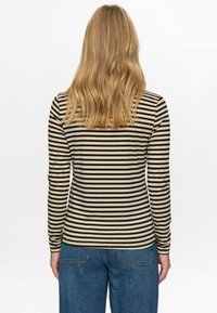 Zwart en beige gestreept shirt met lange mouwen en een slim-fit ontwerp, voorzien van een ronde halslijn en zachte, gestructureerde stof.