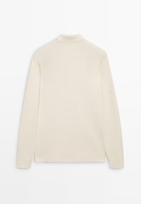 Kremowo-beżowy sweter z długim rękawem i golfem, ułożony płasko, pokazujący tylną stronę na białym tle.