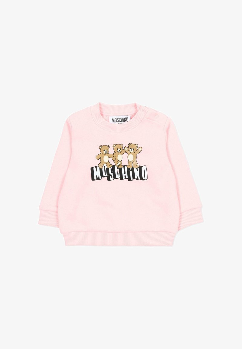 Sudadera infantil de color rosa claro con tres ositos de peluche en estilo dibujo animado sobre el texto en negrita "MOSCHINO" en la parte delantera, puños acanalados y botones de presión en el hombro.