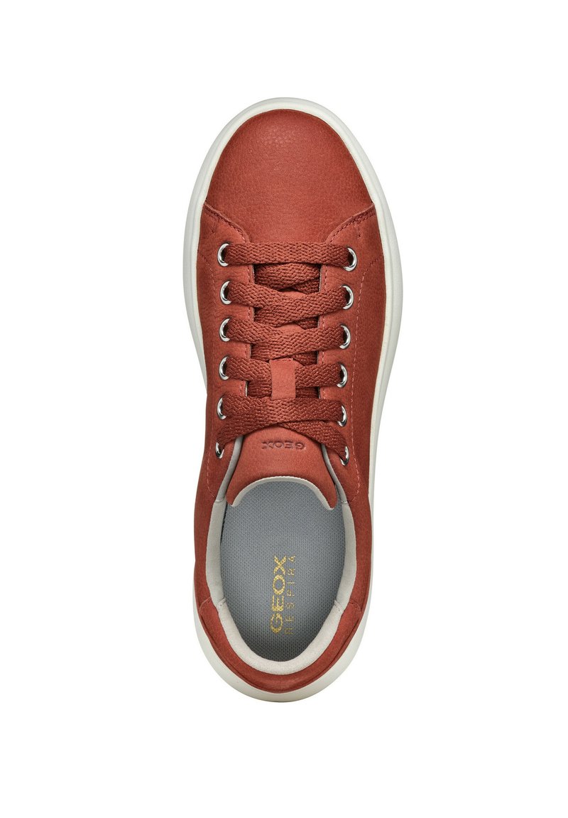 Sneaker z brązowej skóry z białą podeszwą, plecionymi sznurówkami, wyściełanym kołnierzem i szarym wnętrzem, oznaczony etykietą "GEOX RESPIRA."
