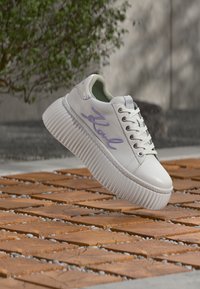 Unselected, white/lilac