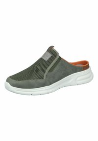 Bottine sans lacets avec une tige en mesh vert, des accents en cuir gris et une semelle blanche. Présente un revêtement intérieur orange et une pièce grise sur le devant.