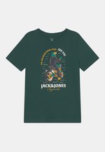 Jack & Jones Junior JJWARRIOR TEE CREW SET - Short - Mountain View/vert Foncé - ZALANDO