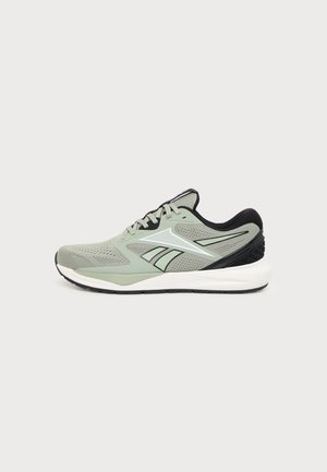 Hellgrauer und schwarzer Laufschuh mit weißer Sohle und Logo-Design, seitlich auf weißem Hintergrund dargestellt.