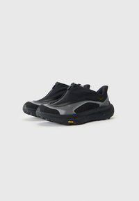 Chaussures noires à enfiler avec fermeture éclair, dotées d'un dessus en maille, d'une semelle texturée et du logo Vibram sur la semelle extérieure.