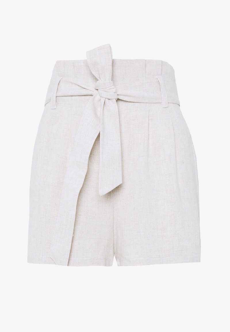 Shorts en lin beige clair taille haute avec des plis sur le devant et une large ceinture nouée à la taille.