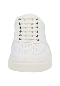 Weiße Ledersneaker mit glatter Oberfläche, runder Zehenform, perforierten Details, schwarzen Ösen und weißen Schnürsenkeln. Flache Gummisohle.