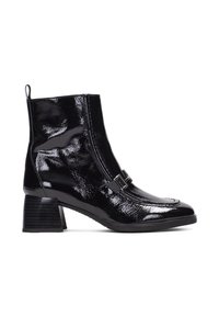 Botín de charol negro con un diseño elegante, puntera cuadrada, cremallera lateral y una hebilla decorativa. Presenta un tacón apilado.
