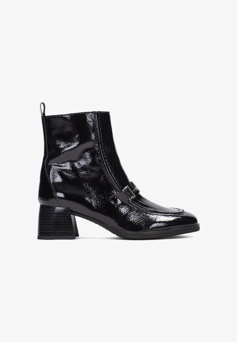 Czarne lakierowane botki za kostkę o eleganckim designie, kwadratowym nosku, bocznym zamkiem błyskawicznym i dekoracyjnym zapięciem. Posiadają obcas w formie stosu.