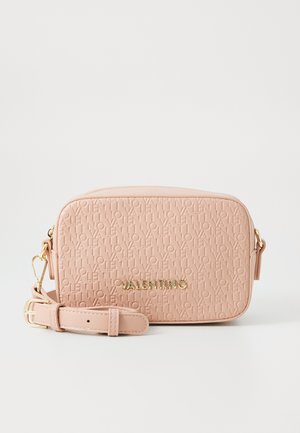 Sac bandoulière rose texturé avec motif de logo répétitif, quincaillerie dorée et une bandoulière ajustable. Forme rectangulaire avec une fermeture éclair.