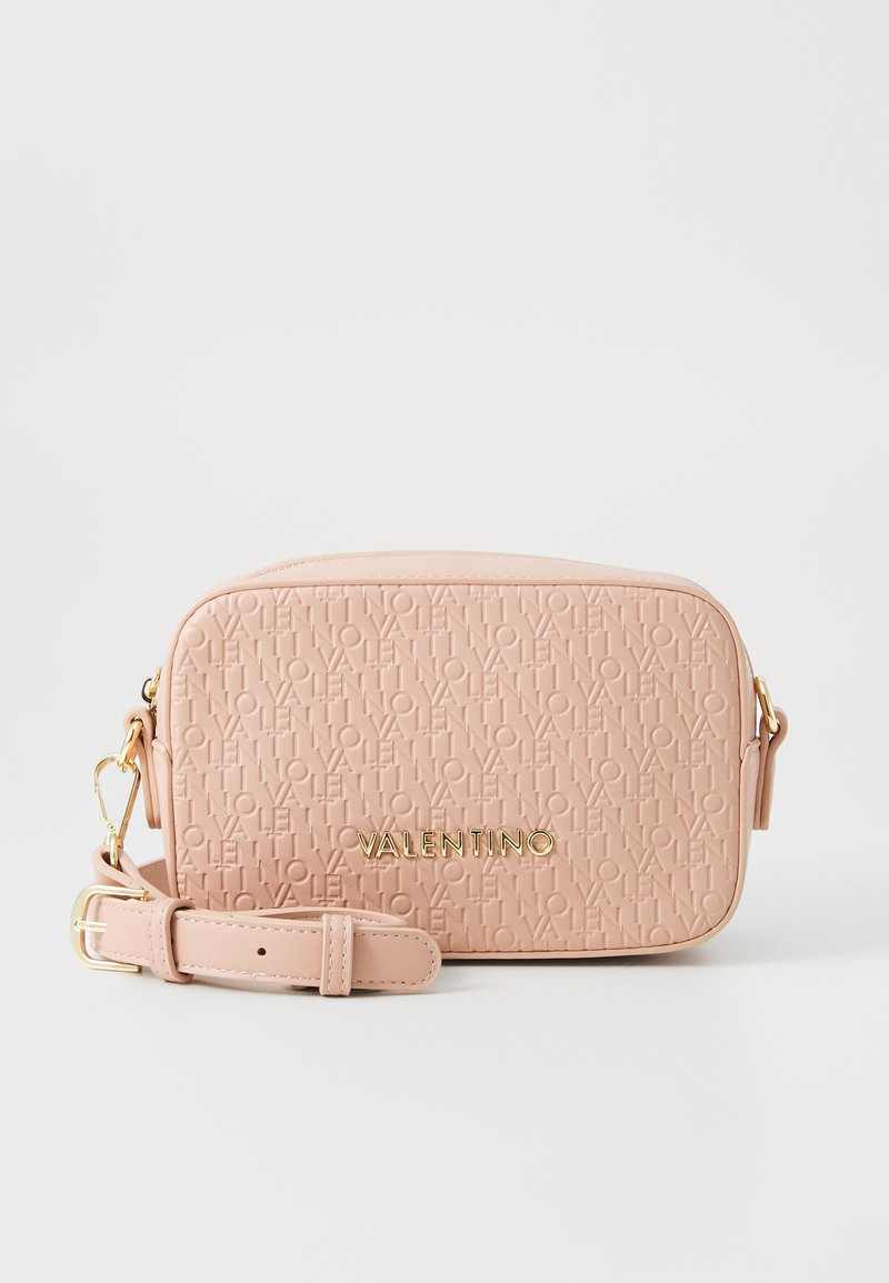 Ροζ υφασμάτινη τσάντα χιαστί με επαναλαμβανόμενο μοτίβο λογότυπου, χρυσά μεταλλικά στοιχεία και ρυθμιζόμενο λουρί. Ορθογώνιο σχήμα με κλείσιμο φερμουάρ.