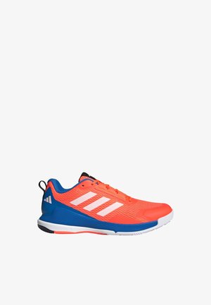 Sportieve schoen met een gestructureerde oranje bovenkant en een blauwe zool. Bevat drie witte strepen, zwarte accenten en een afgeronde teendesign.