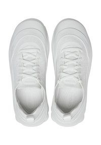 Weißer Sneaker mit einem Textil-Obermaterial, runder Zehenpartie, Schnürdesign und einer gepolsterten Sohle mit strukturierten Akzenten. Logodetail an der Seite.