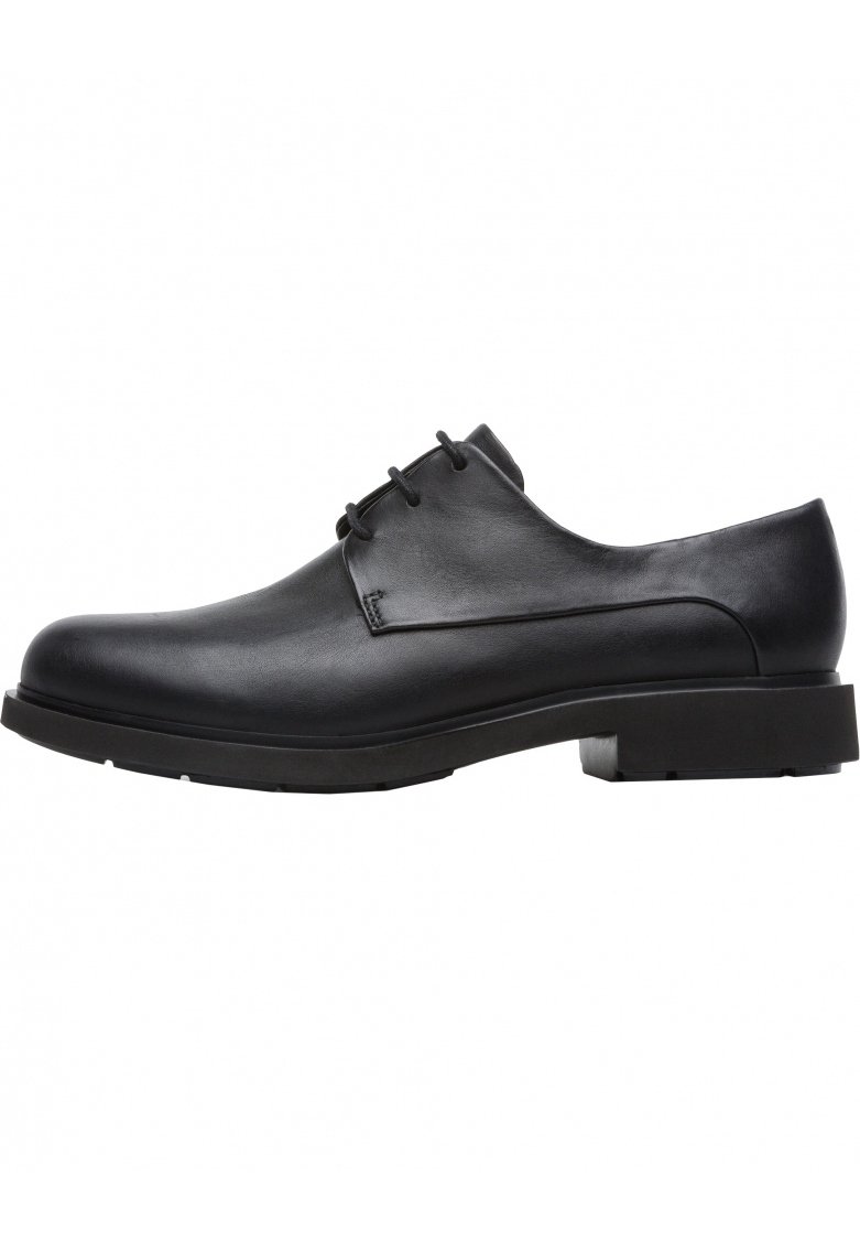 Scarpa elegante da uomo in pelle nera con tre occhielli, punta tondeggiante e suola in gomma spessa vista dal lato esterno.