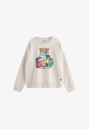 Lysegrå sweatshirt med farverige tegnesortfugle, der har tilbehør på, og teksten "GOOSE GOOSE DUCK" foran i midten.