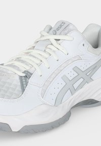 Chaussure de sport Asics blanche et gris clair avec des lacets, une tige en mesh respirant et une semelle texturée, montrée en gros plan.