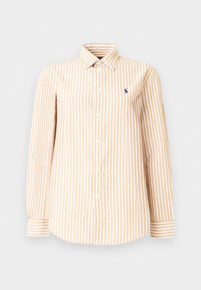 Prúžkovaná košeľa na zapínanie na gombíky v béžovej a bielej farbe, vyrobená z ľahkého materiálu. Má klasický golier a malú značku na hrudi.