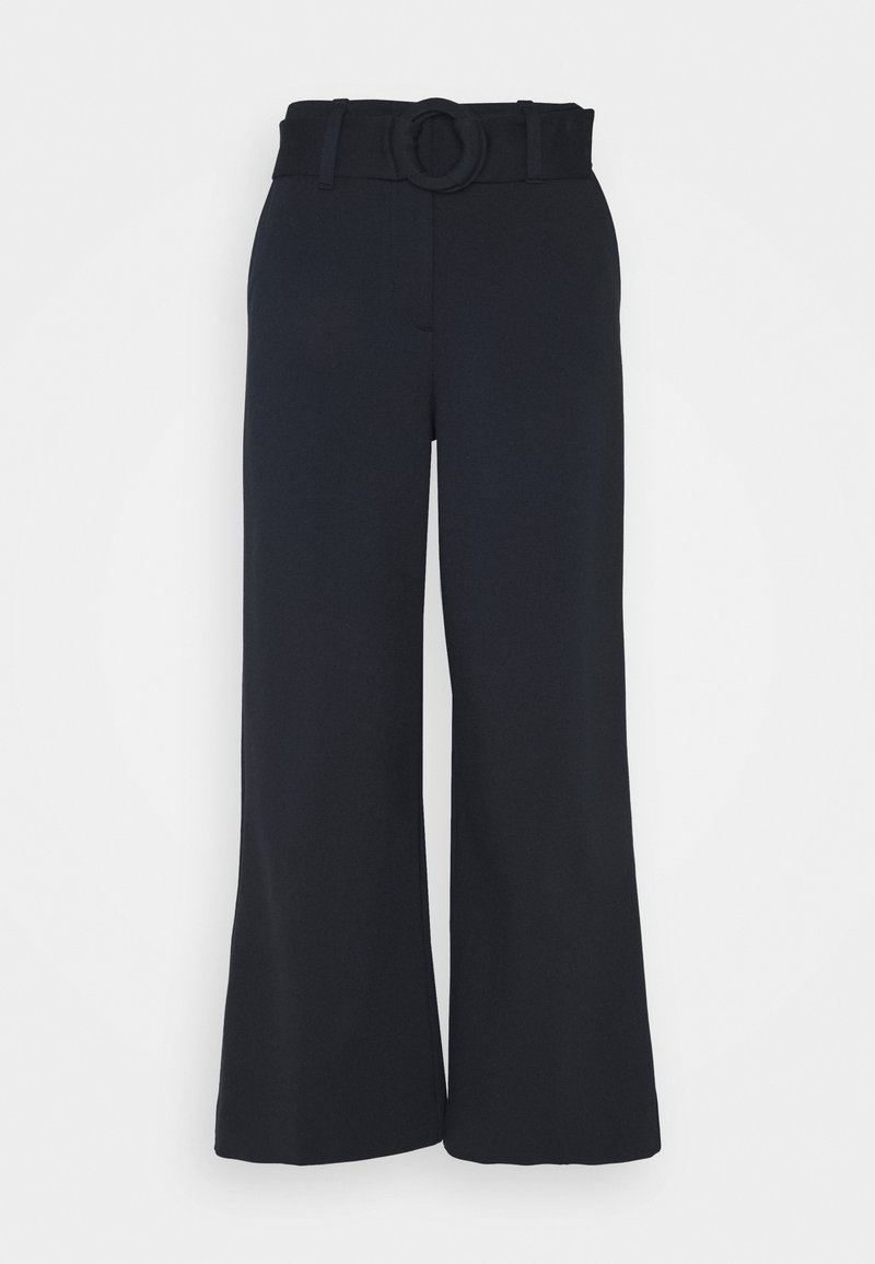 Pantalon à jambes larges en tissu bleu marine foncé, équipé d'une ceinture texturée avec une boucle circulaire. Devant plat et coupe fluide sans poches.